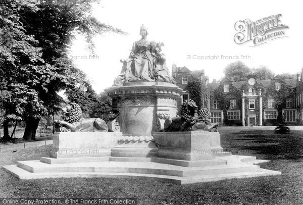 Photo of Ipswich, Christchurch Park, Queen Victoria Statue 1904