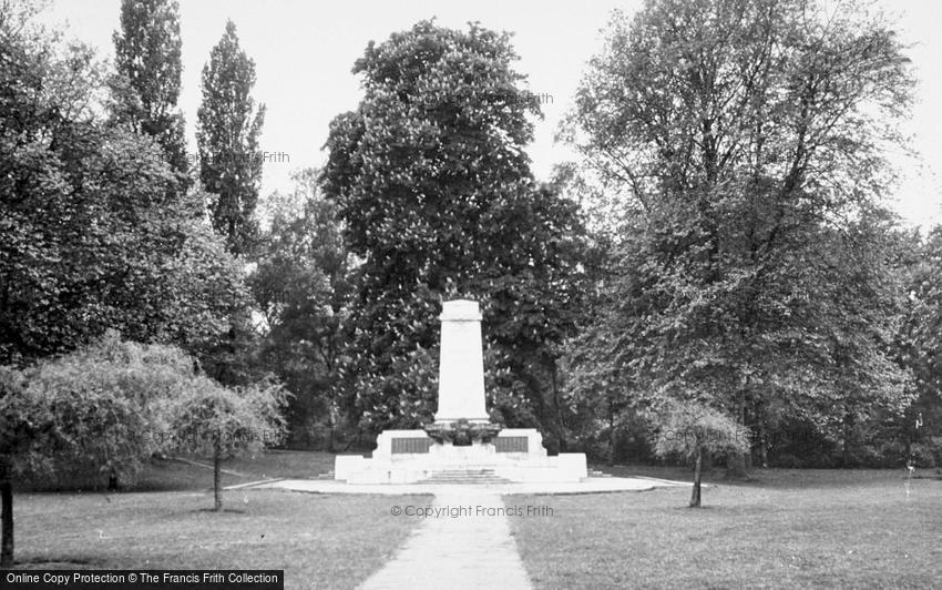 Ipswich, the War Memorial c1955