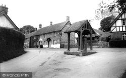 The Pump c.1960, Iwerne Minster