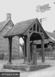 The Pump c.1960, Iwerne Minster