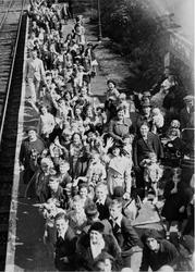 Ingrow Station, Trip To Cleethorpes For 'poor' Children c.1950, Keighley
