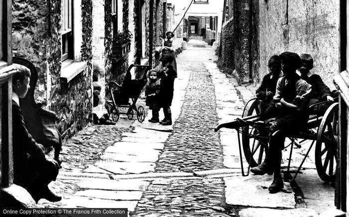 Photo of Kendal, Children In Steele's Yard, 123 Highgate 1914