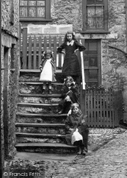 Girls In Stramongate 1914, Kendal