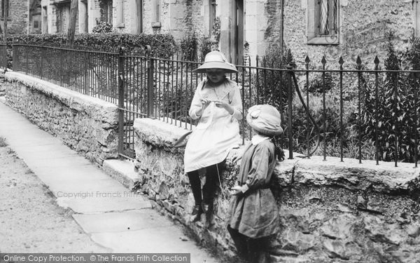 Photo of Kendal, Girls Knitting, Highgate 1914