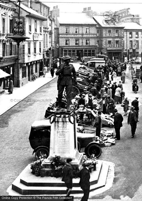 Photo of Kendal, The War Memorial, Market Place 1924
