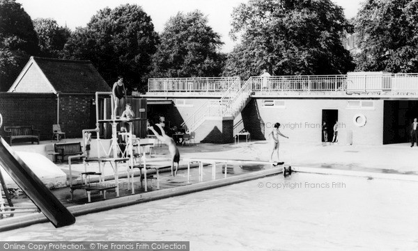 Photo of Kenilworth, Abbey Fields Swimming Pool c.1965