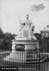 The Palace, Queen's Statue 1899, Kensington