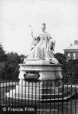 Kensington, the Palace, Queen's Statue 1899