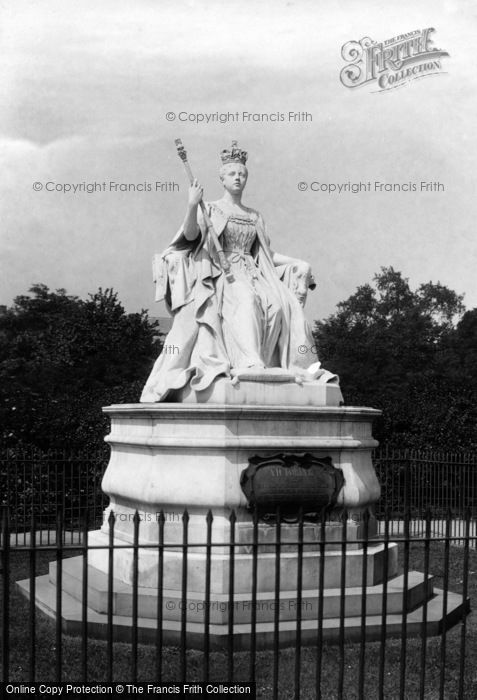 Photo of Kensington, The Palace, Queen's Statue 1899