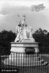 The Palace, Queen's Statue 1899, Kensington