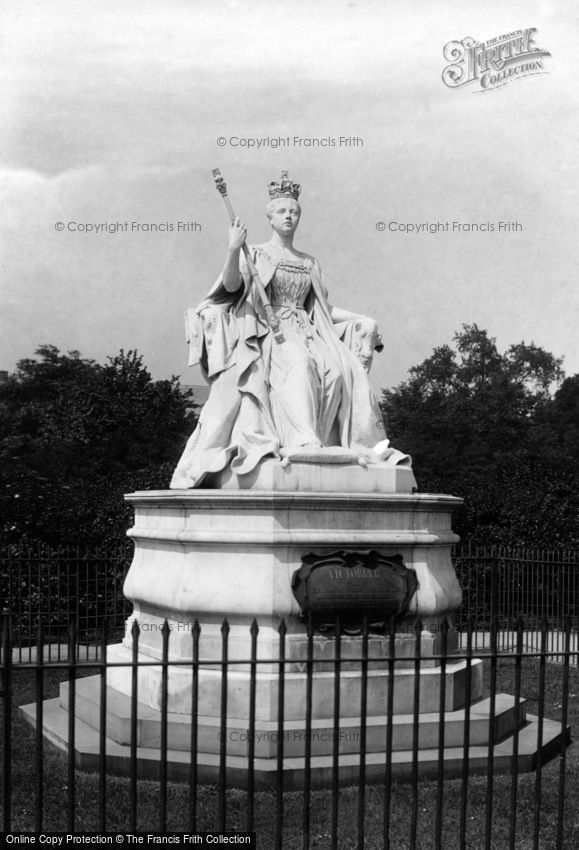 Kensington, the Palace, Queen's Statue 1899