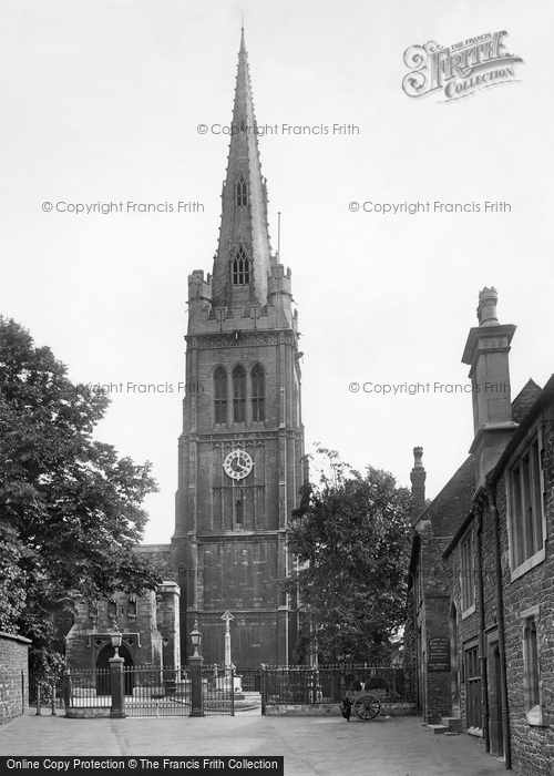 Photo of Kettering, Parish Church And Memorial Cross 1922