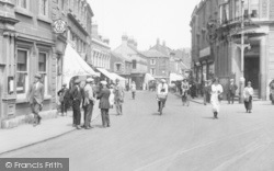 People In The High Street 1922, Kettering