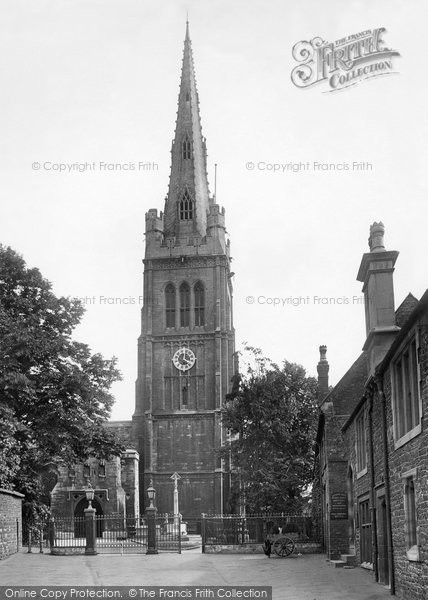 Photo of Kettering, St Peter And St Paul's Church And Memorial Cross 1922