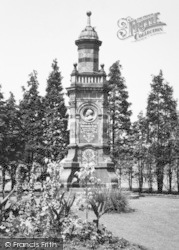 Brinton Park, Richar Eve Monument 1957, Kidderminster