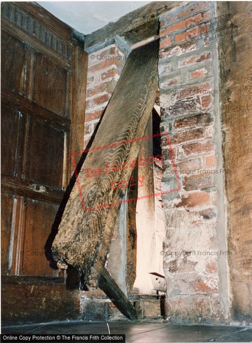 Photo of Kidderminster, Harvington Hall, Swinging Beam Hide, Dr Dodds Library 2004