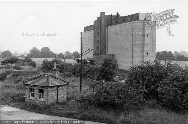 Photo of Kidlington, Grain Silo c.1955