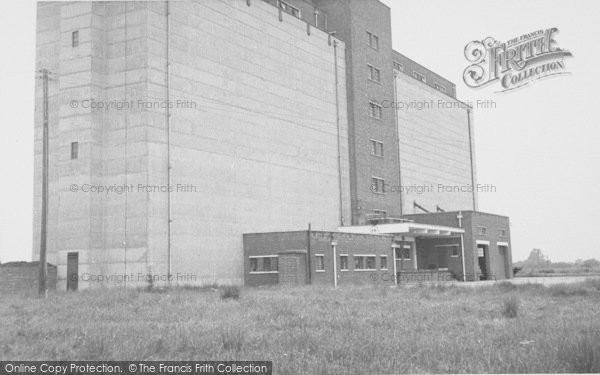 Photo of Kidlington, Grain Silo c.1955