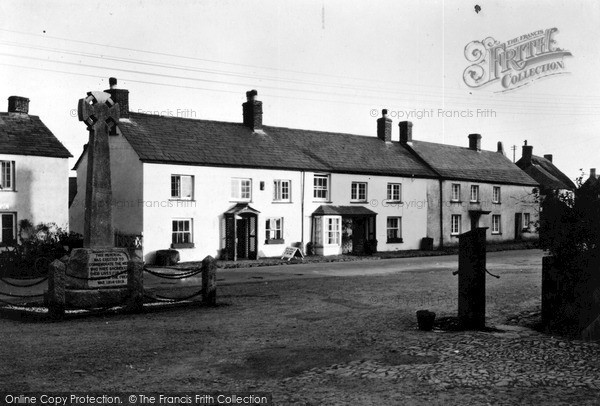Photo of Kilkhampton, Memorial and Street c1933