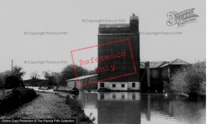 Photo of Kings Langley, The Grand Union Canal And Flour Mill c.1960