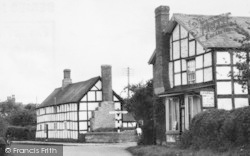 Old Houses c.1955, Kingsland