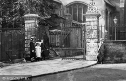 Kingston Upon Thames, Children Outside The Parish Church 1906, Kingston Upon Thames