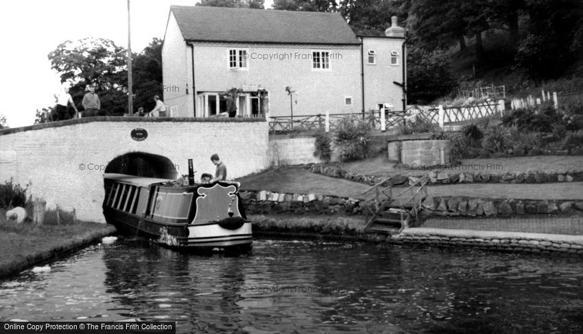 Kinver, Boat entering Hyde Lock 1969