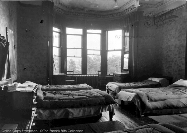 Photo of Kirn, Dhalling Mhor, One Of The Bedrooms c.1950