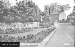 Chapel Street And Cenotaph c.1965, Knottingley