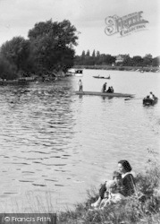 A Family On The Riverbank 1934, Laleham