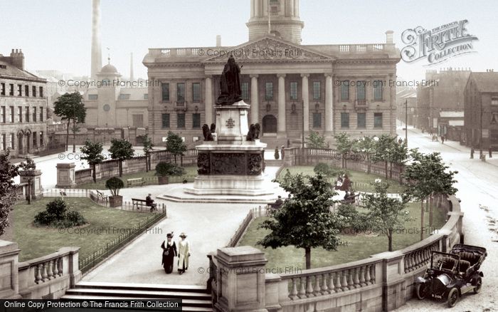 Photo of Lancaster, Town Hall And Queen Victoria Statue 1912