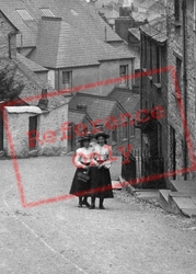 Girls On Old Hill 1906, Launceston