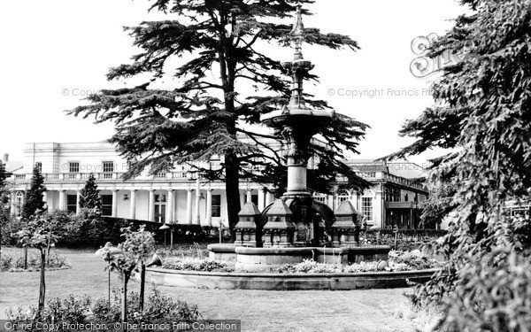 Photo of Leamington Spa, The Fountain And Royal Pump Room c.1960