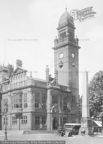 Photo of Leamington Spa, Town Hall And Bright's Obelisk 1922
