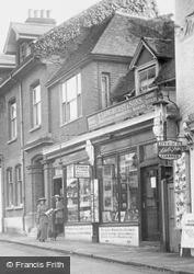 Shoppers 1913, Leatherhead