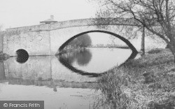 Lechlade, Halfpenny Bridge And River Thames c.1960, Lechlade On Thames