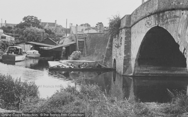 Photo of Lechlade, Halfpenny Bridge c.1950