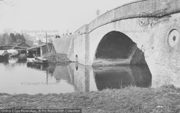 Photo of Lechlade, Halfpenny Bridge c.1960