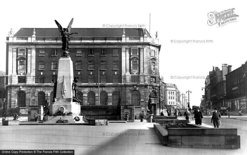 Leeds, the War Memorial and the Headrow c1955
