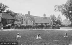 Children By The School 1904, Leigh