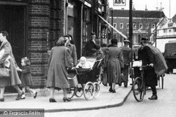 People, High Road c.1950, Leytonstone