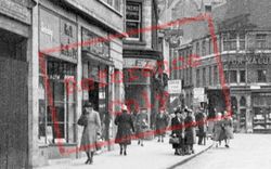 People On Silver Street c.1950, Lincoln