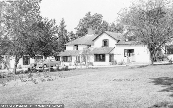 Photo of Linwood, High Corner Hotel c.1965