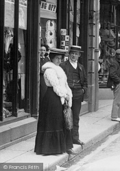 Couple In Fore Street 1906, Liskeard