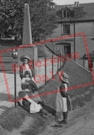 Girls In Sunday Best 1906, Liskeard