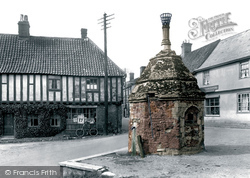The Pump And Old Houses 1929, Little Walsingham