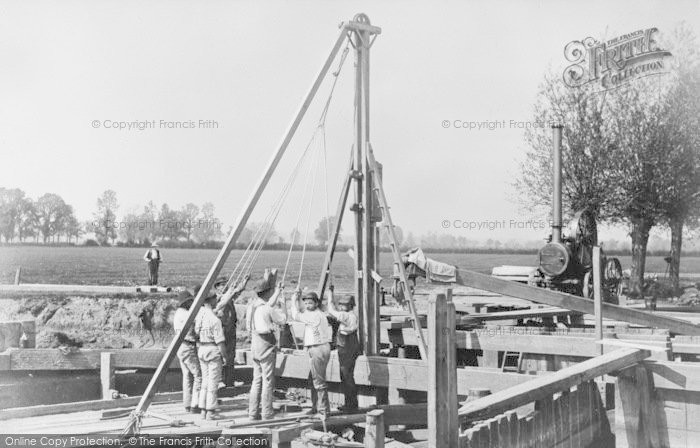 Photo of Little Wittenham, Rebuilding Day's Lock Weir c.1870