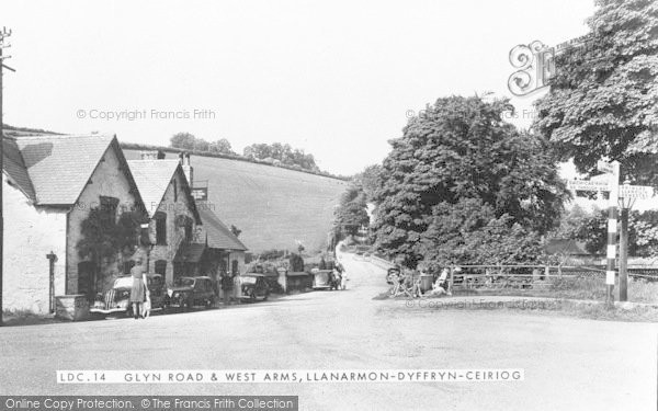Photo of Llanarmon Dyffryn Ceiriog, Glyn Road And West Arms c.1939