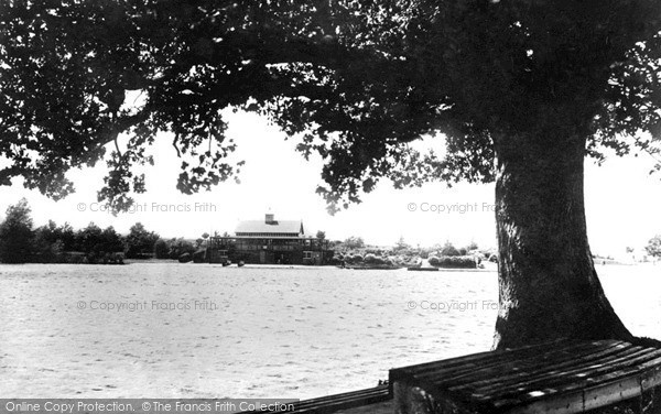 Photo of Llandrindod Wells, Lake Boat House c.1930