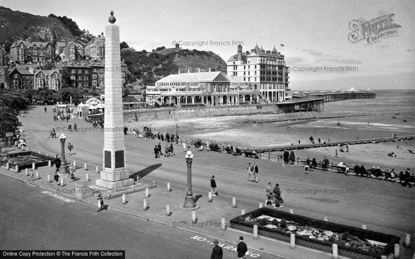 Llandudno, War Memorial and Grand Hotel c1933